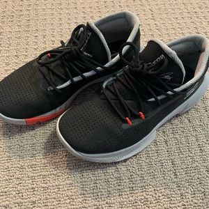 Under Armour Steph curry kids Basketball sneakers shoes - size 6